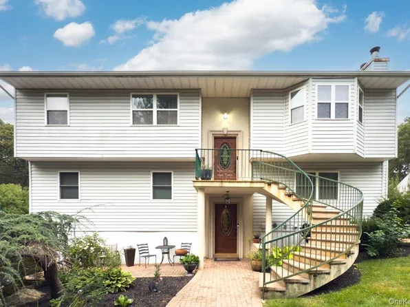 129 Berkshire Drive, Farmingville, NY 11738