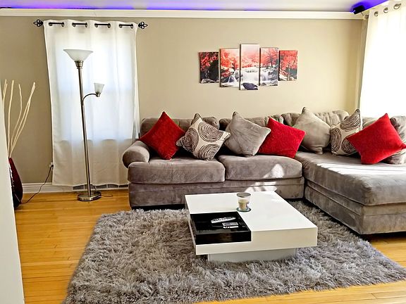 Very spacious living room 