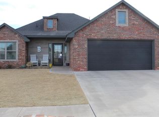 2806 Falling Leaves Dr, Weatherford, OK 73096