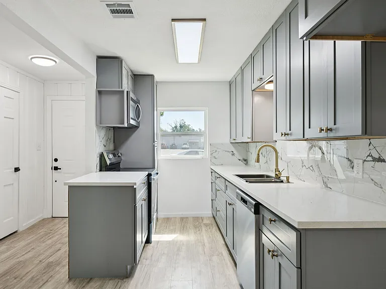 303 N Delphine St — Photo 4