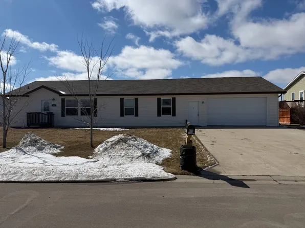 606 10th St NW, Devils Lake, ND 58301