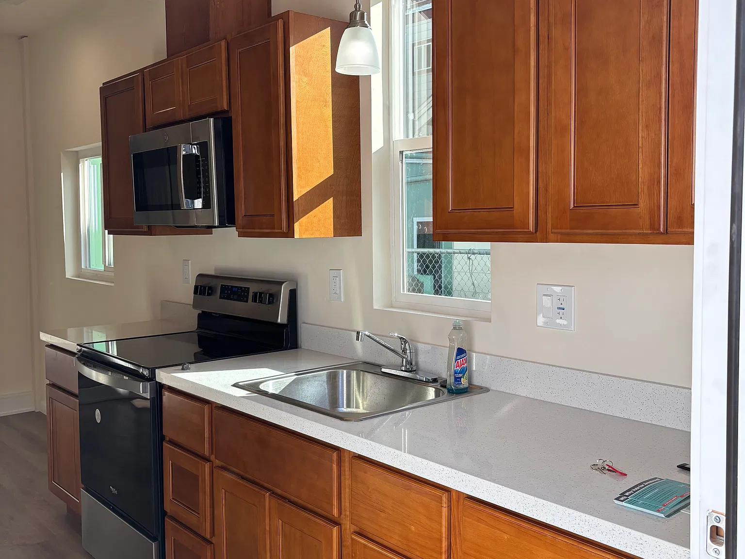 3 bed, 1000 sqft, $3,450 — Photo 3