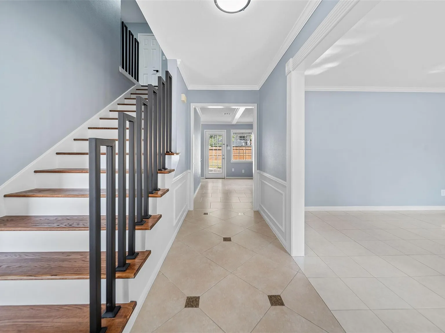 4 bed, 2.5 bath, 2574 sqft, $2,250 — Photo 3