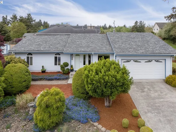 695 Peacock St, Hammond, OR 97121