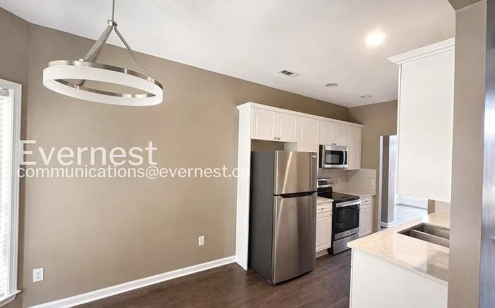 3 bed, 2.0 bath, 1700 sqft, $2,100 — Photo 4