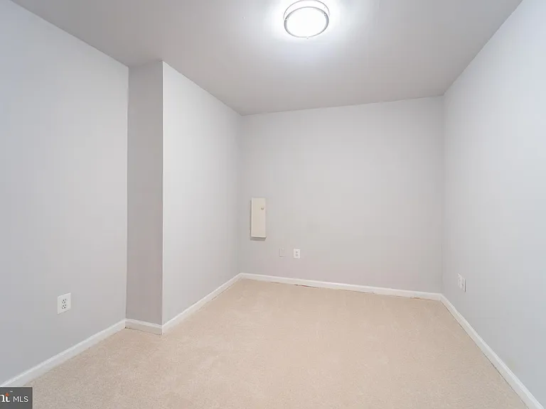 413 Lakeview Ct — Photo 22