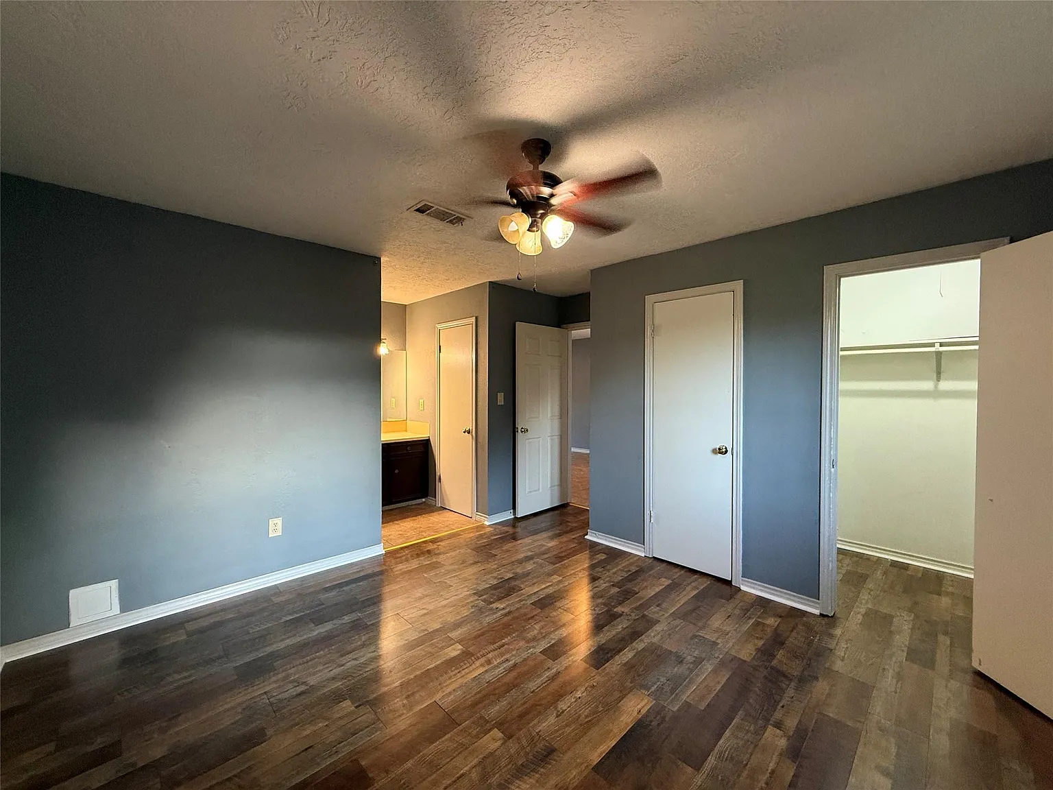 2 bed, 2.0 bath, 2100 sqft, $1,300 — Photo 3
