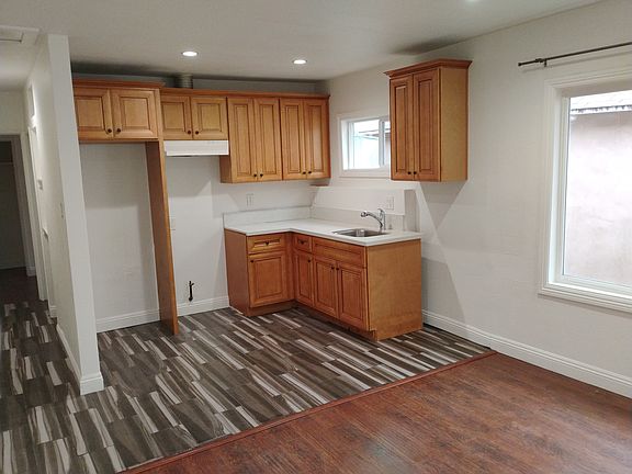 5th image of 2445 1/2 Elm Ave