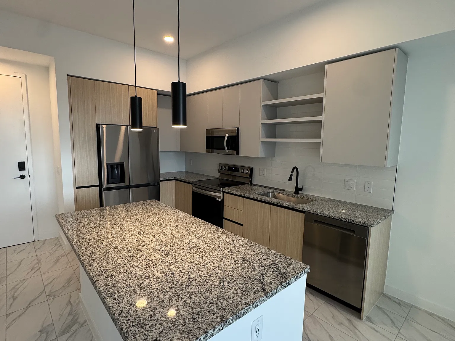 1 bed, 687 sqft, $2,124 — Photo 3