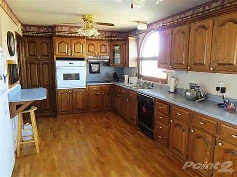 LOVELY WOOD FLOORING AND PRETTY OAK CABINETRY!