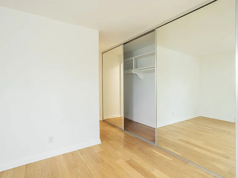 West Knoll Plaza Apartments — Photo 11