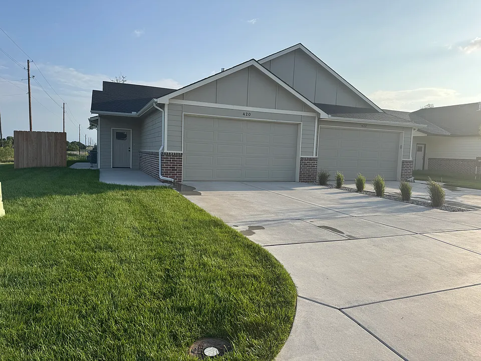 420 E Briarbrook Ln