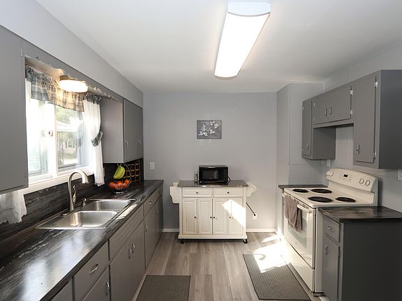 4th image of 364 Janet St SE