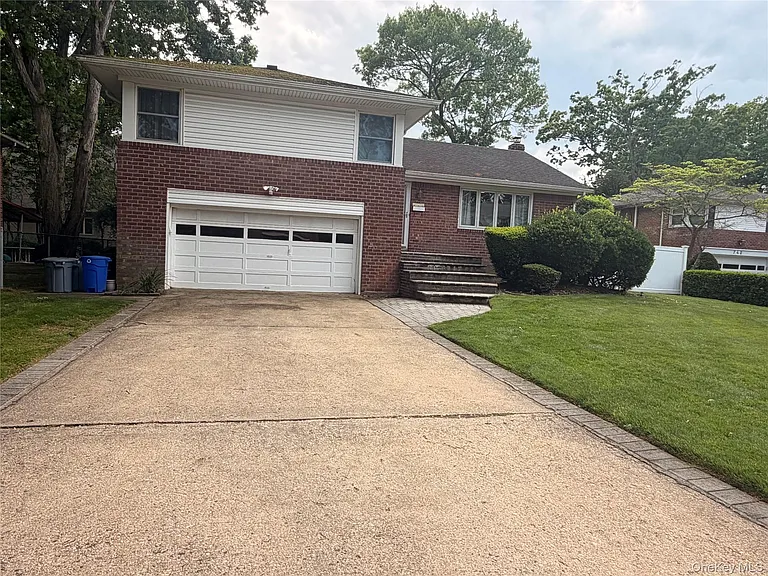 748 Leslie Ln — Photo 2