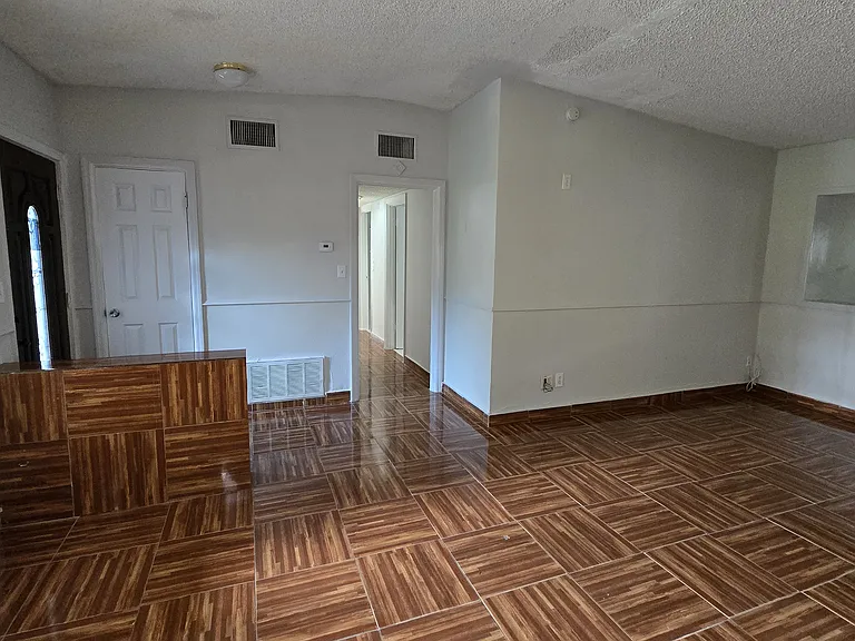 301 Hope Cir — Photo 4