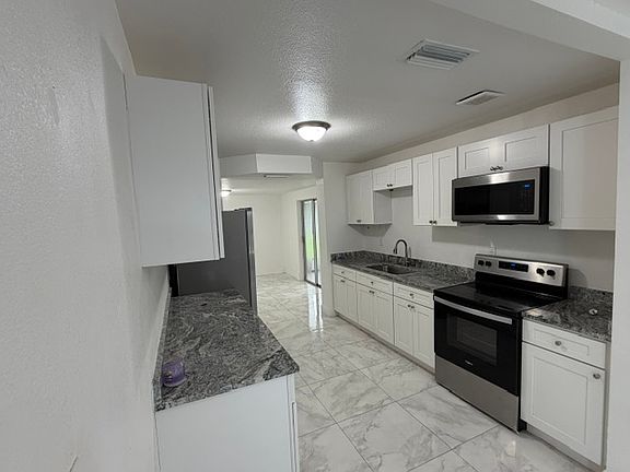 3rd image of 1307 W Hollywood St