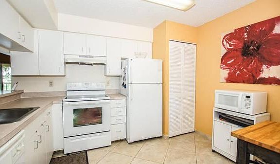 3rd image of 11201 Glenmoor Dr