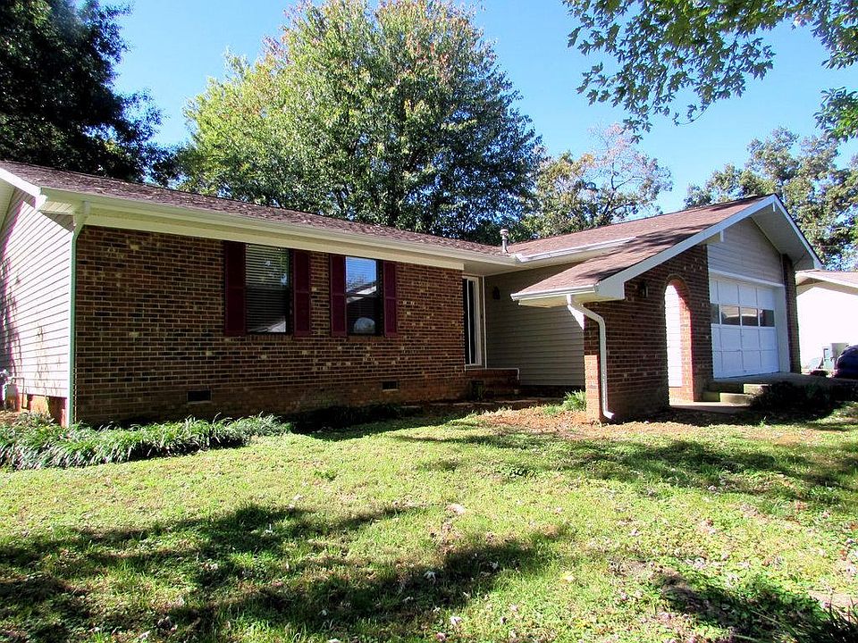 1st image of 933 Oxford Hills Dr