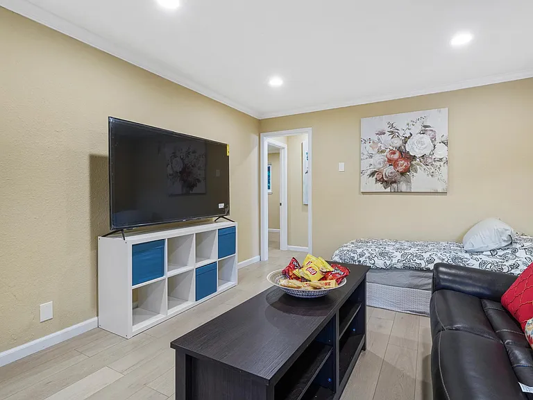 888 Golden Saratoga-Cupertino Apartment Homes — Photo 16