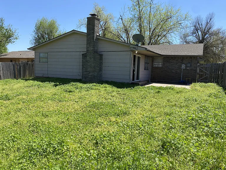 429 E Hillcrest Ln — Photo 25