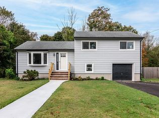 19 Nichols Ln, Westerly, RI 02891