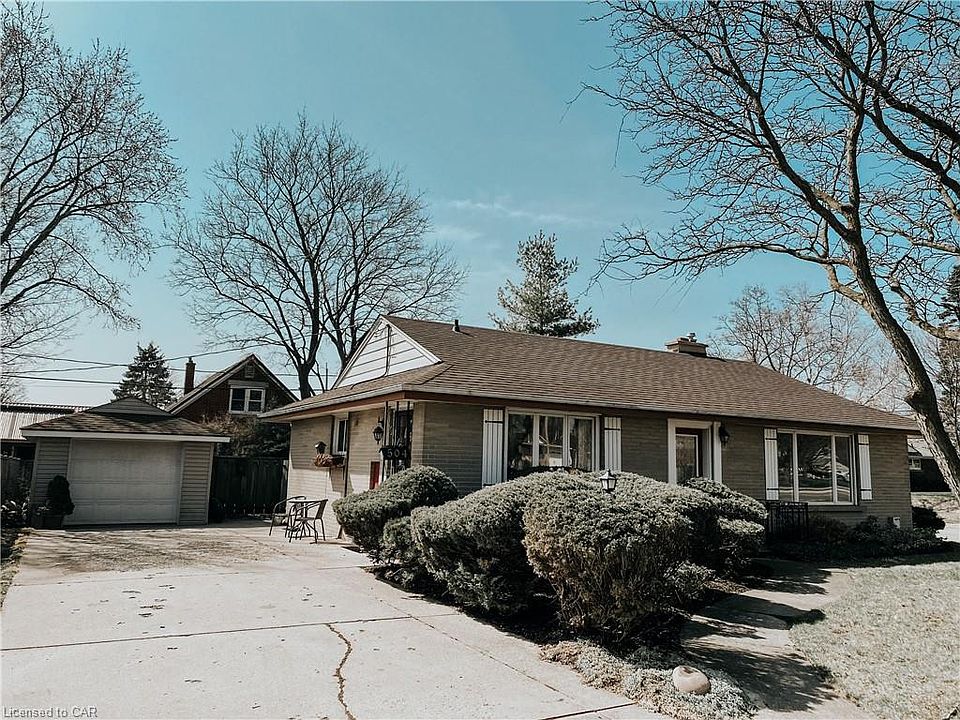 2nd image of 504 Bishop St N