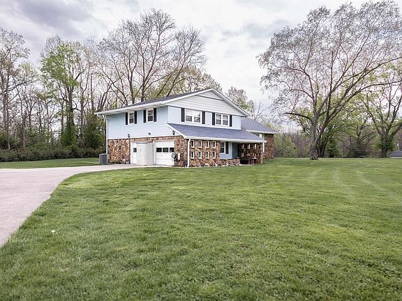 3rd image of 584 Trinton Cir