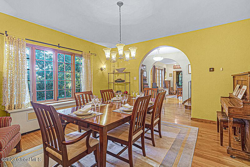 4th image of 302 Loudon Road