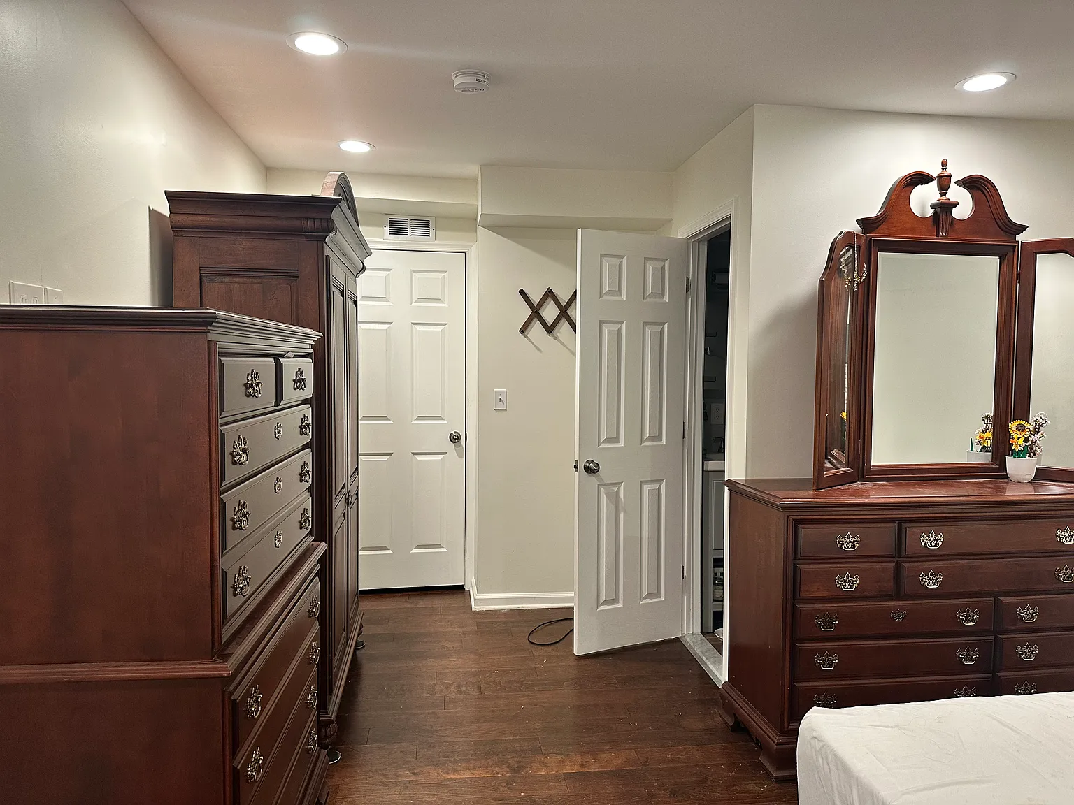 4 bed, 2041 sqft, $875 — Photo 1