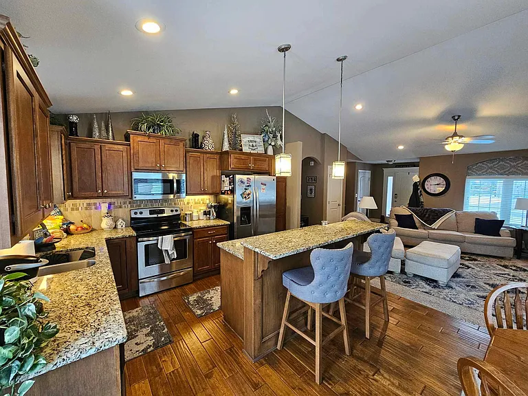 4712 Plumthicket Dr — Photo 5