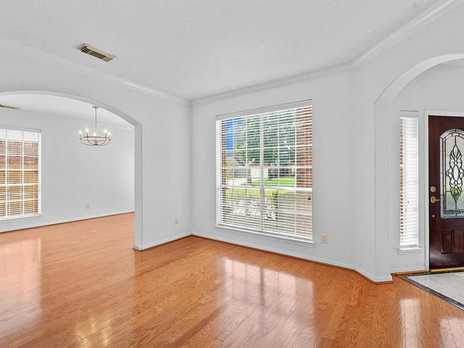 4 bed, 2.5 bath, 3677 sqft, $2,950 — Photo 3