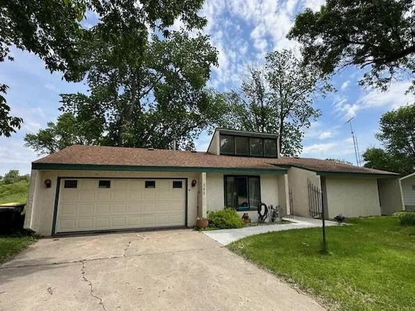 757 Des Moines Dr, Windom, MN 56101