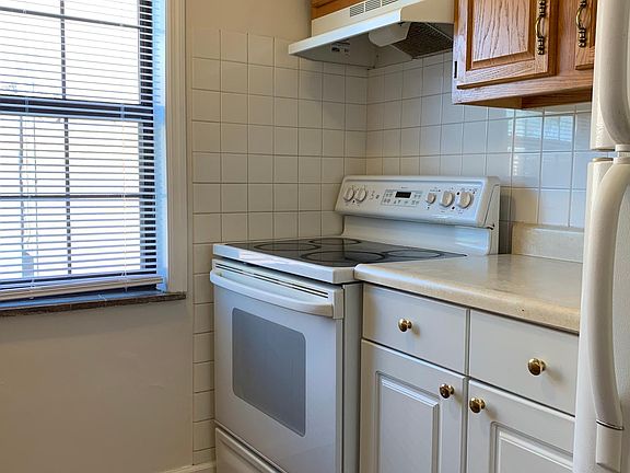 4th image of 544 Wiltshire Blvd