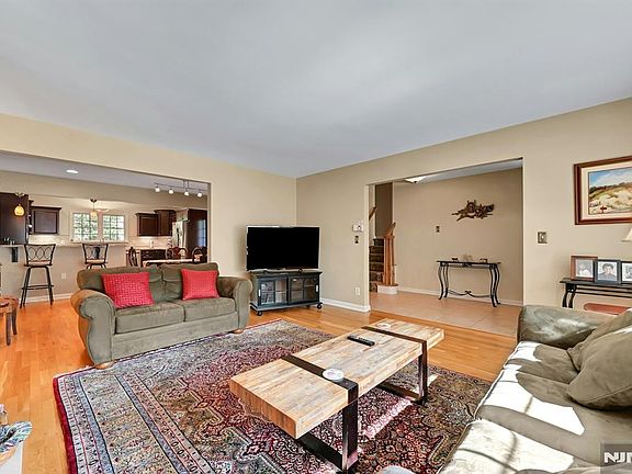 5th image of 34 Eastbrook Dr