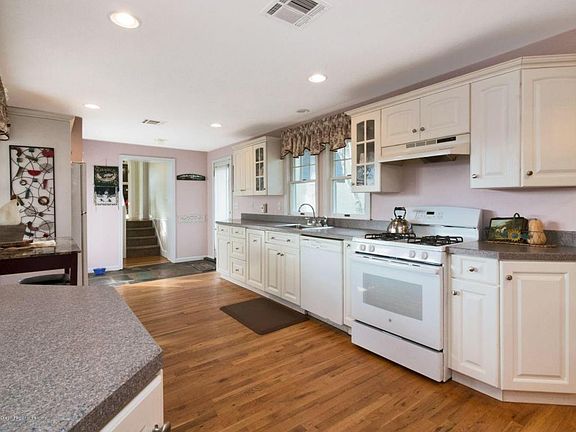 5th image of 16 Browns Ln