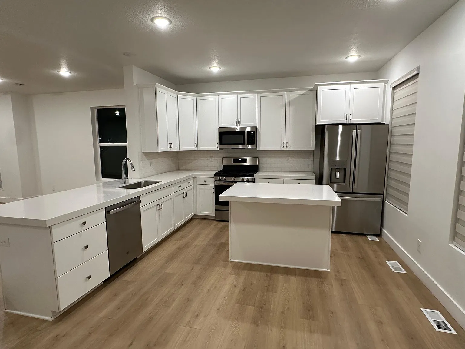 3 bed, 2.5 bath, 1851 sqft, $2,700 — Photo 1