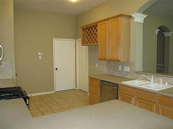 3rd image of 12910 Oakwood Manor Dr