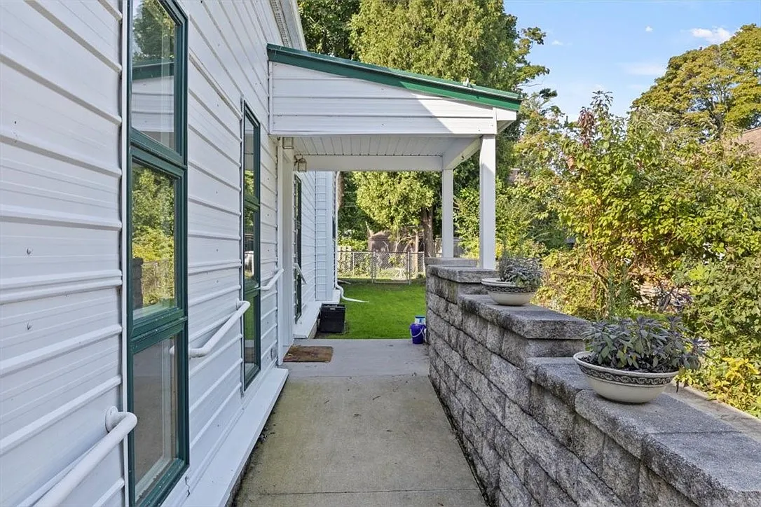 2 bed, 1.0 bath, 1177 sqft, $2,600 — Photo 3
