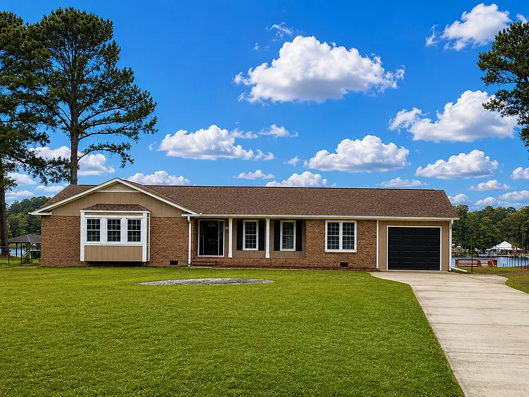 101 Bayview Cir — Photo 1