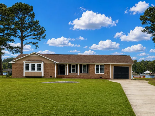 101 Bay View Cir, Parkton, NC 28371