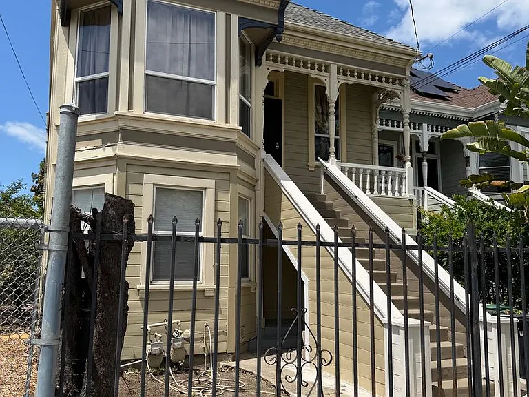 3259-3261 Louise St — Photo 1