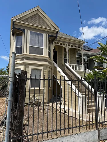 3259-3261 Louise St Photo 1