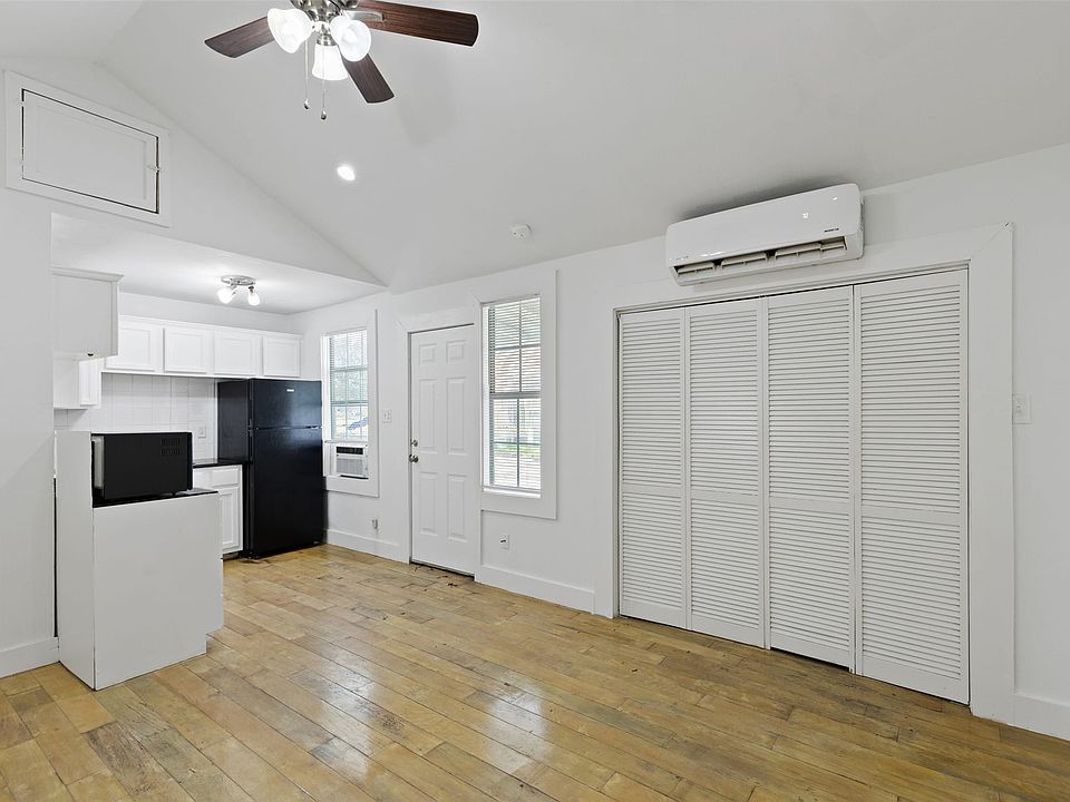 1st image of 820 W 10th St
