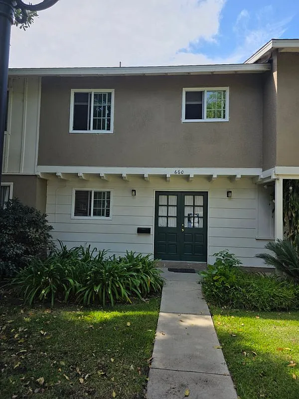 660 E Lee Pl — Photo 1
