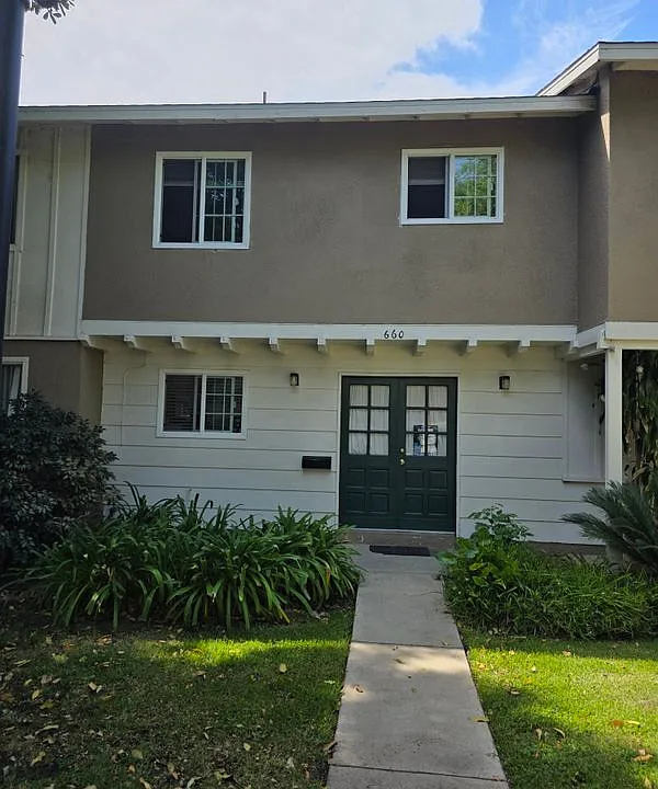 660 E Lee Pl