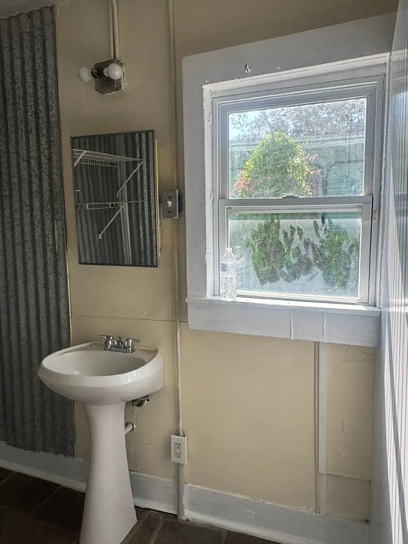 Downtown-Charming Vintage Home-Section 8 accepted — Photo 4