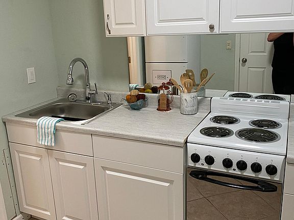 5th image of 601 NW 43rd Ave