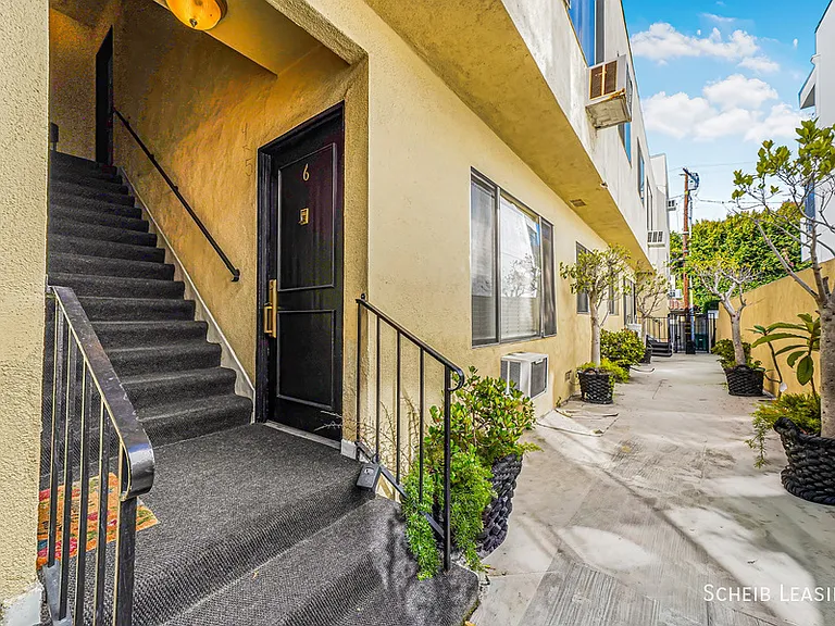 220 N Crescent Dr #6 — Photo 1