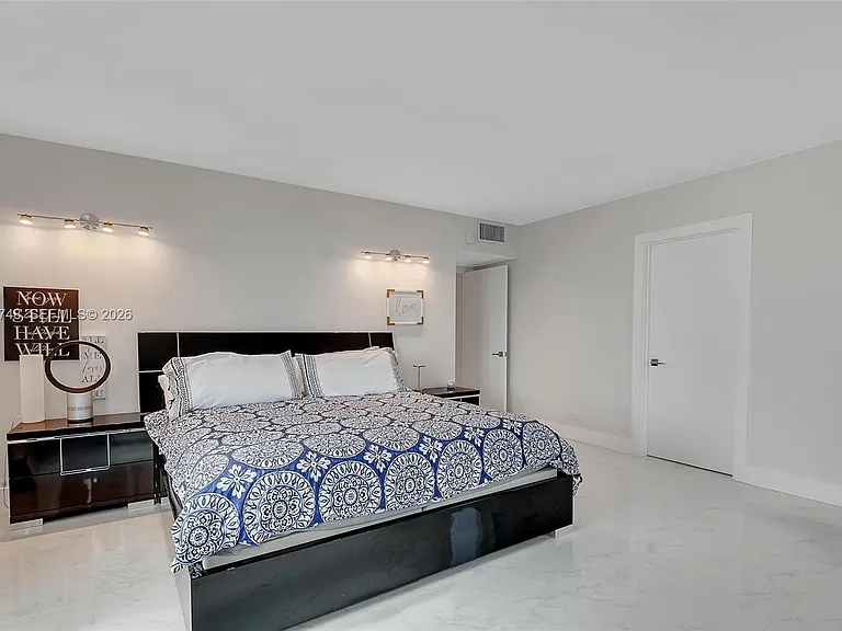 2301 Collins Ave #810 — Photo 20