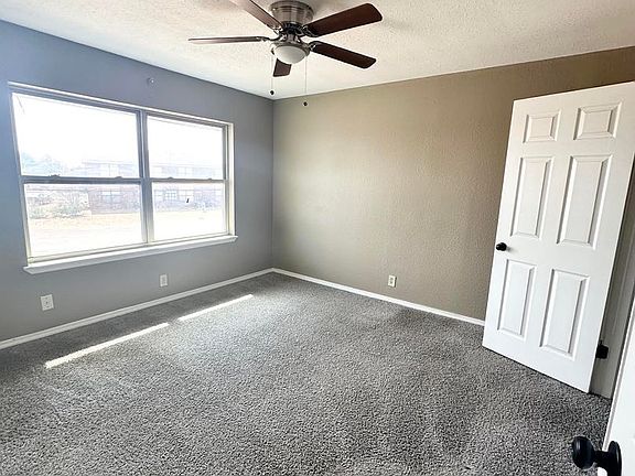 5th image of 205 Edgewood Dr